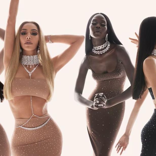 Mehrere Frauen präsentieren eine Kollektion von Kim Kardashian.