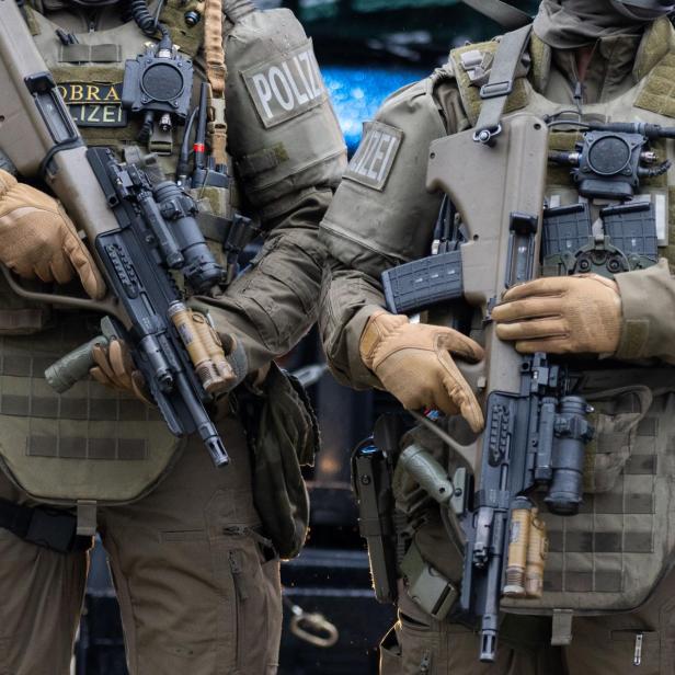 Zwei Polizisten der Cobra mit taktischer Ausrüstung und Gewehren.