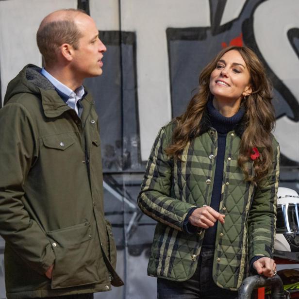 Prinz William und Prinzessin Kate in Gespräch mit einem Kartrennfahrer.