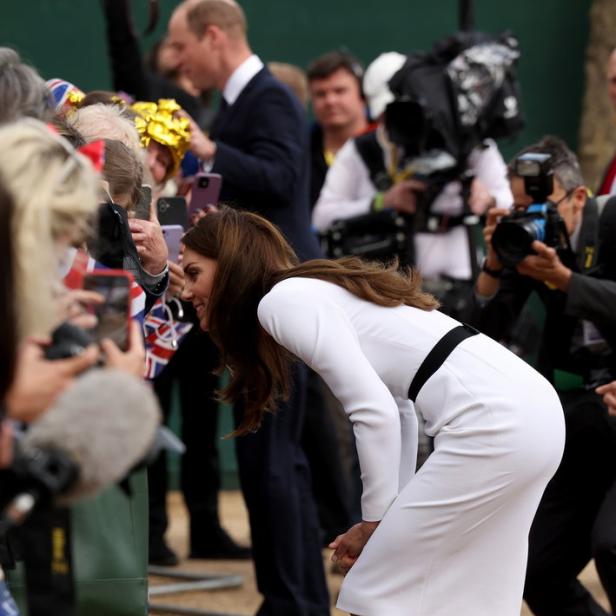 Prinzessin Kate beugt sich vor, um mit Menschen hinter einer Absperrung zu interagieren.