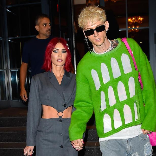 Megan Fox und Machine Gun Kelly halten Händchen.