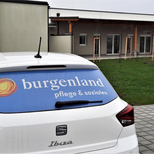 Ein weißer Seat Ibiza mit einem Aufkleber von „Burgenland Pflege & Soziales“ auf der Heckscheibe.