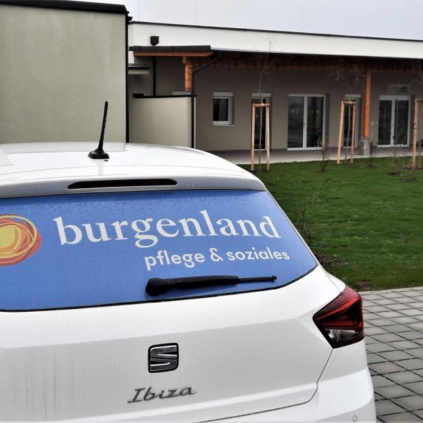 Ein weißer Seat Ibiza mit einem Aufkleber von „Burgenland Pflege & Soziales“ auf der Heckscheibe.
