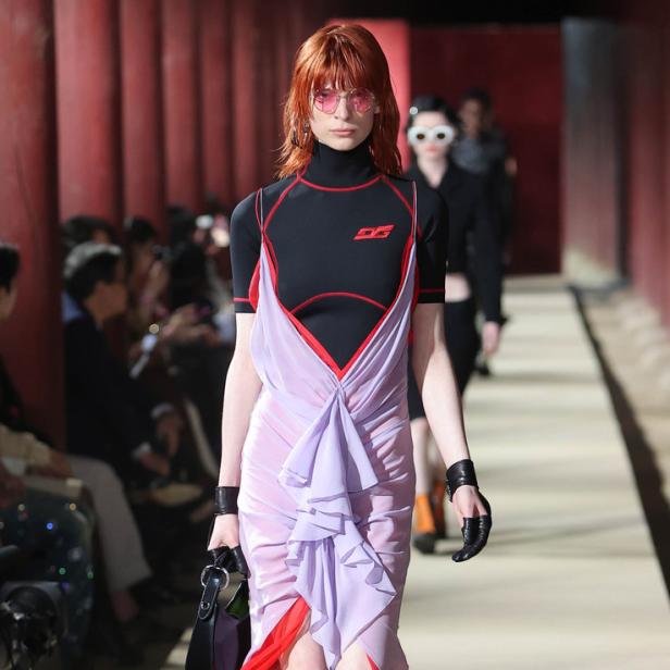 Sport trifft Mode: Surftop mit Chiffonkleid.