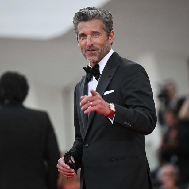 Patrick Dempsey auf einem roten Teppich in einem schwarzen Smoking.