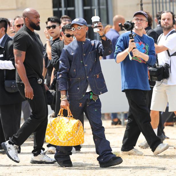 Pharrell Williams mit seiner Louis-Vuitton-Tasche.
