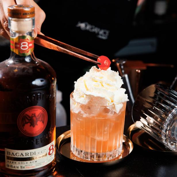 In der Ma Belle Bar wird ein „Mon Cherie“-Cocktail mit Bacardi 8 zubereitet.