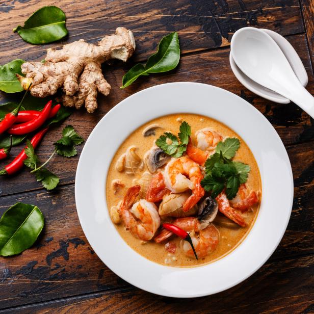 Eine asiatische Suppe mit Garnelen, Pilzen und Ingwer wird serviert.