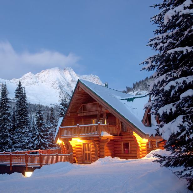 Chalet in schneebedeckten Bergen.
