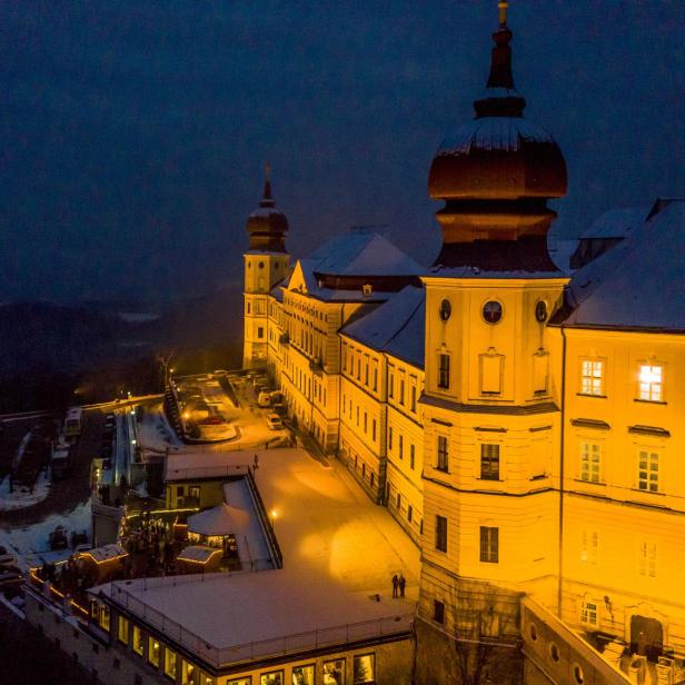 Der Adventmarkt im Stift Göttweig bei Nacht.