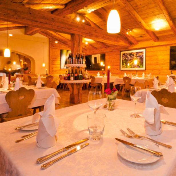 Ein festlich gedeckter Tisch in einem Restaurant mit Holzvertäfelung.