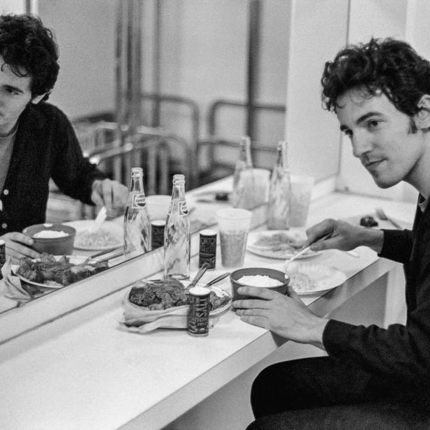 Bruce Springsteen isst 1977 in einem Spiegelbild zu sehen.