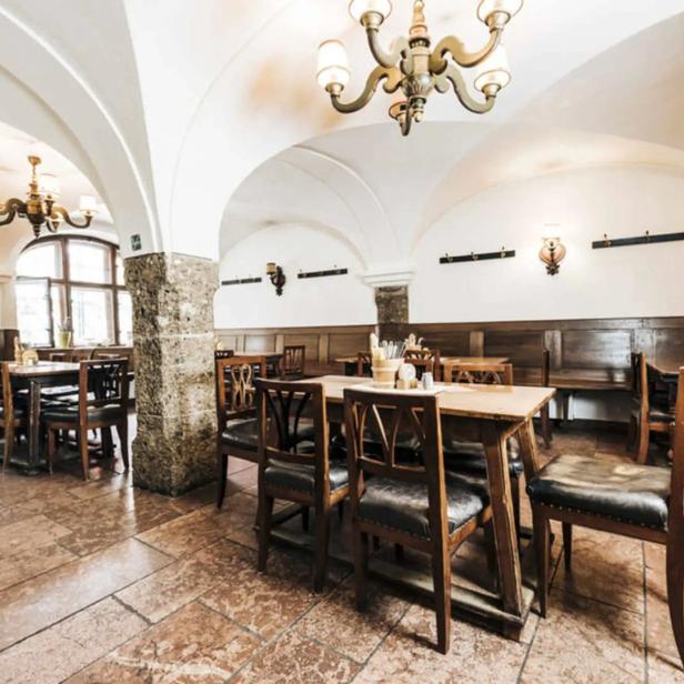 Ein traditionelles deutsches Restaurant mit Holztischen und Stühlen.