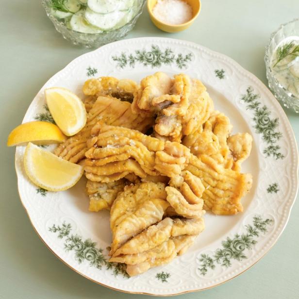 Gebackener Karpfen mit Gurkensalat.