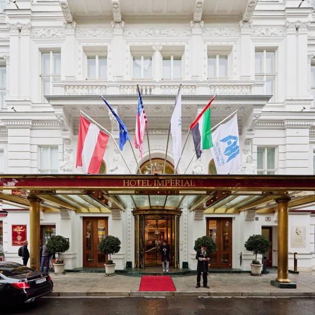 Das Hotel Imperial in Wien mit verschiedenen Flaggen vor dem Eingang.