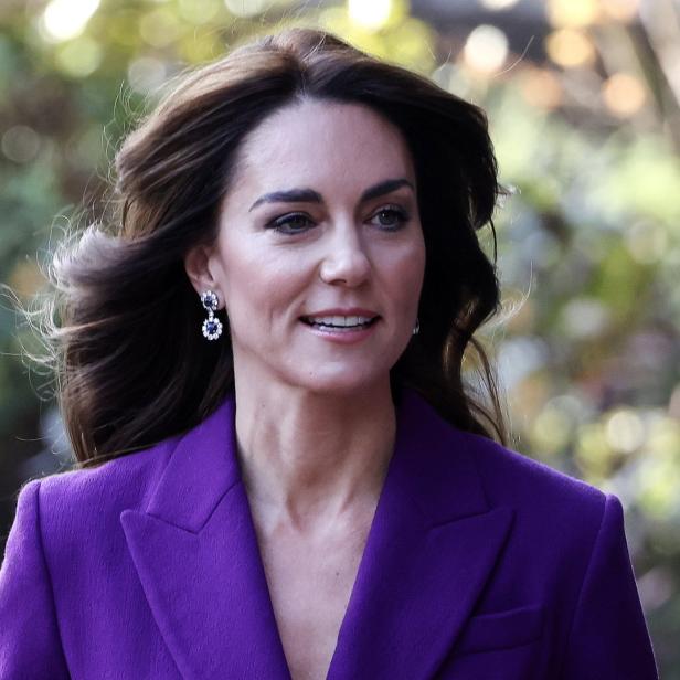 Prinzessin Kate trägt einen lila Blazer und Ohrringe.