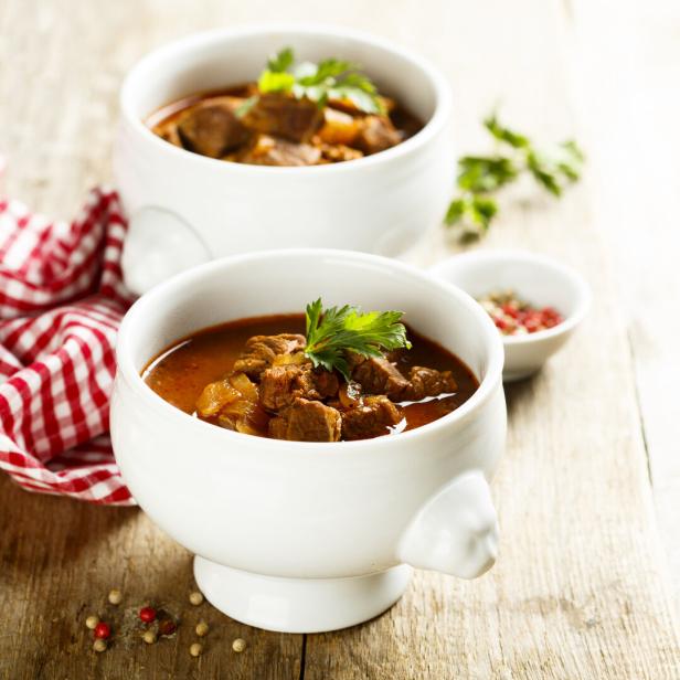 Gulasch in einer Pfanne von oben.