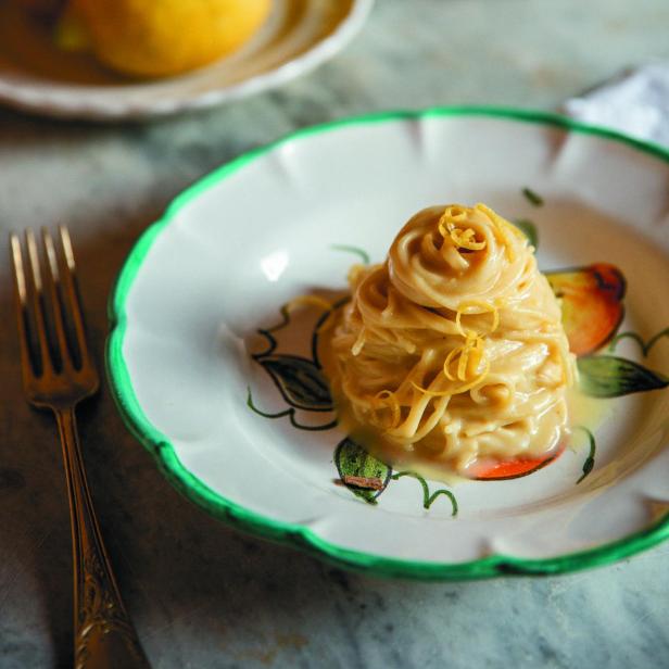 Spaghetti al Limone auf einem Teller mit Zitronenzesten.