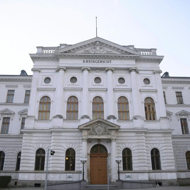 Das weiße Gebäude des Gerichts mit seinen vielen Fenstern dominiert die Ansicht.