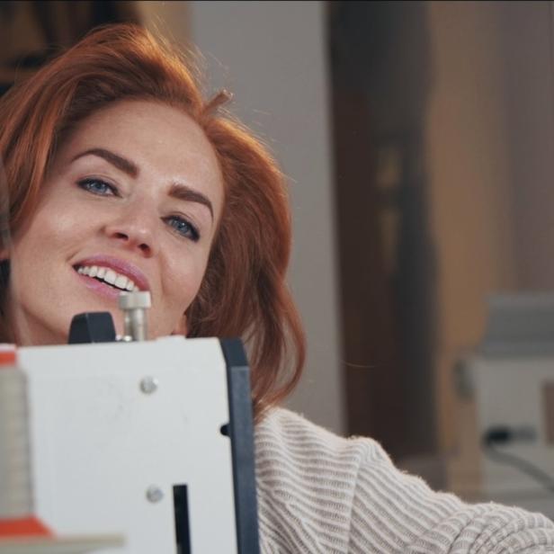 Magdalena Moser an einer Nähmaschine.