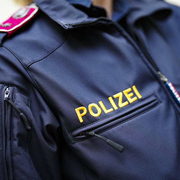 Eine Polizeiuniform mit gelbem Schriftzug „POLIZEI“.