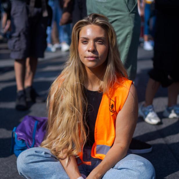 Anja Windl sitzt auf der Straße
