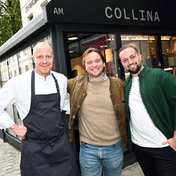 Drei Männer posieren vor dem Restaurant „Collina“ für ein Foto.