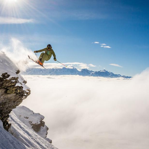 Skifahrer im Sprung, Abfahrt im Tiefschnee.