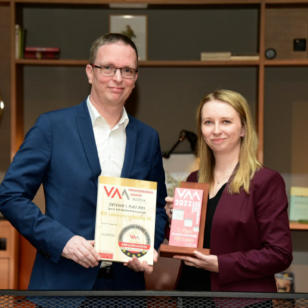 Awardverleihung: Christian Wagner, Leitung Produktmanagement, (li.) und Nicole Sommeregger, Leitung Marketing