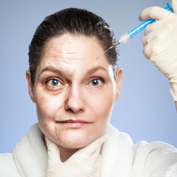 Eine Frau erhält eine Botox-Injektion zur Behandlung von Falten.