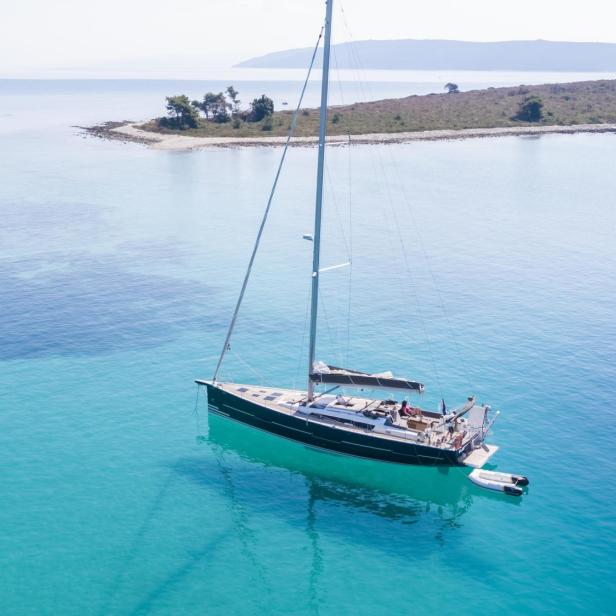 Glasklares Wasser und Meeresduft: Auf der wunderschönen Insel Krk können Sie mit einem Segelboot Ihrem Alltag entfliehen. 