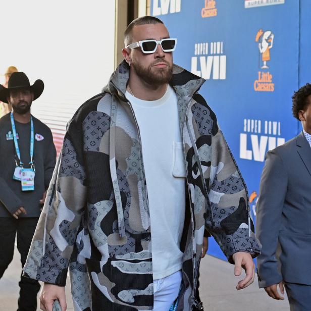 Travis Kelce geht am Super Bowl LVII entlang.