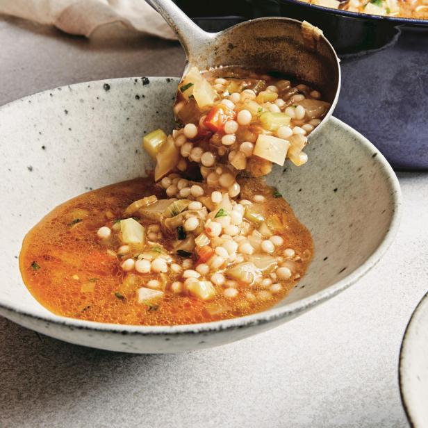 Couscous-Hühnersuppe mit Gemüse.