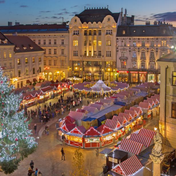 Der Weihnachtsmarkt auf dem zentralen Platz in der Altstadt von Bratislava.