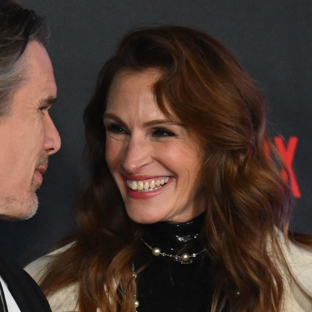 Julia Roberts lächelt Ethan Hawke an.