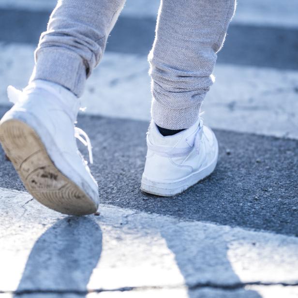 Schuhe auf einem Schutzweg