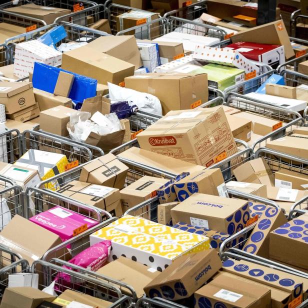 Viele Pakete verschiedener Marken und Größen in Rollcontainern.