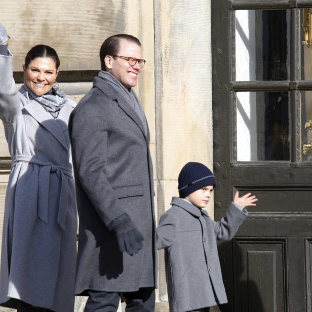 Die schwedische Kronprinzessin Victoria, Prinz Daniel und ihre Kinder winken in die Kamera.