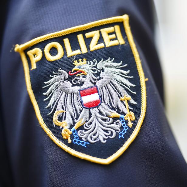 Nahaufnahme eines österreichischen Polizeisymbols auf einer Uniform