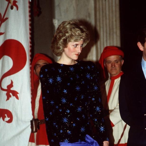 Diana, Prinzessin von Wales, in einem blau-schwarzen Kleid in Florenz.