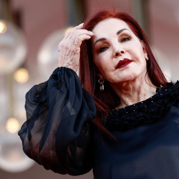 Priscilla Presley posiert auf einem roten Teppich.