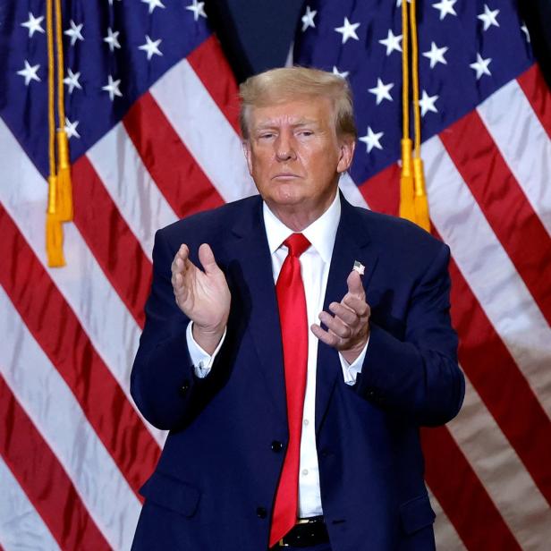 Trump applaudiert vor USA-Flagge Trump applaudiert vor USA-Flagge