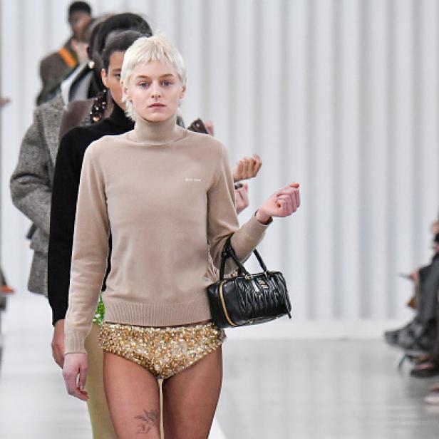 Emma Corrin auf dem Laufsteg für Miu Miu, No Pants Look.