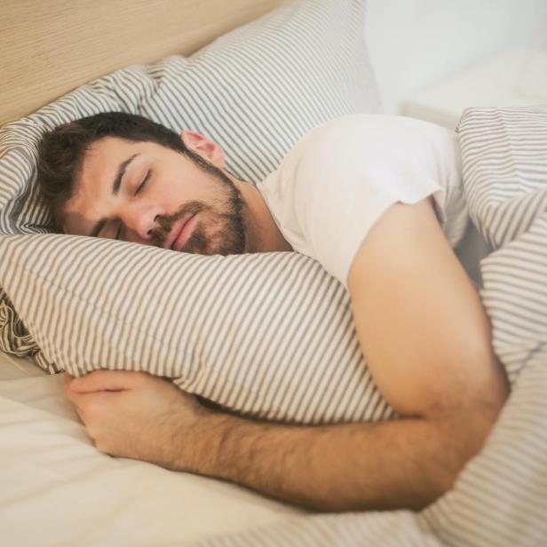 Ob Seiten-, Rücken- oder Bauchschläfer:in: So finden Sie das beste Kopfpolster für Ihren Schlaftyp