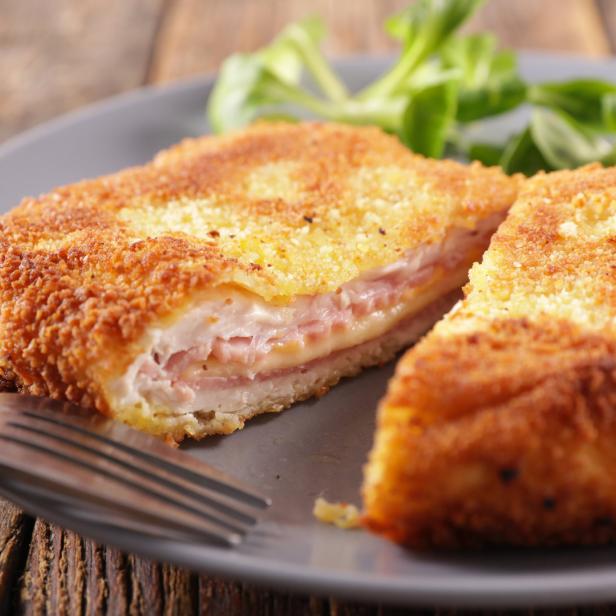 Cordon bleu mit goldbrauner Panade und schmelzendem Käse.