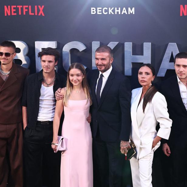 Die Familie Beckham posiert auf dem roten Teppich für eine Netflix-Veranstaltung.