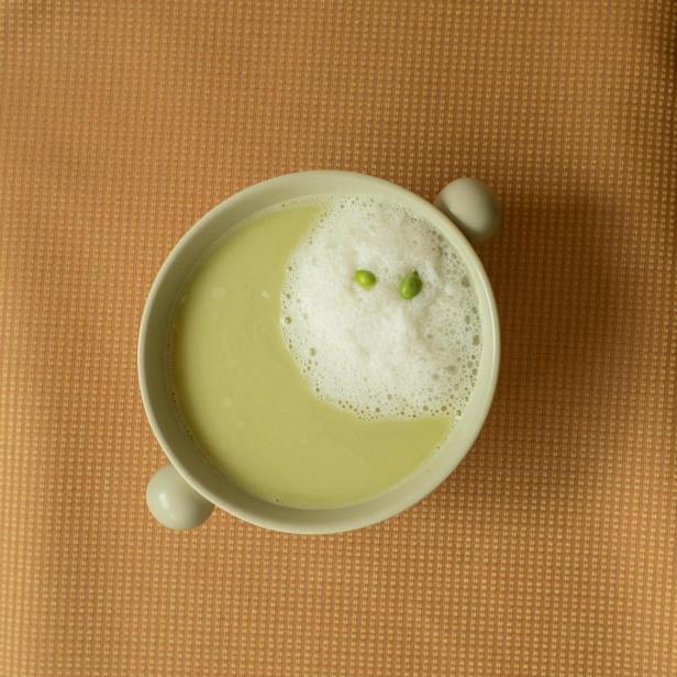 Erbsensuppe mit Buttermilchschaum.