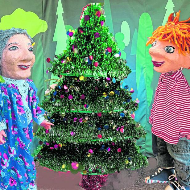 Die Omama und Seppy vor dem Christbaum