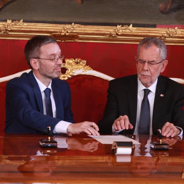 2017: Herbert Kickl bei seiner Angelobung als FP-Innenminister, Alexander Van der Bellen