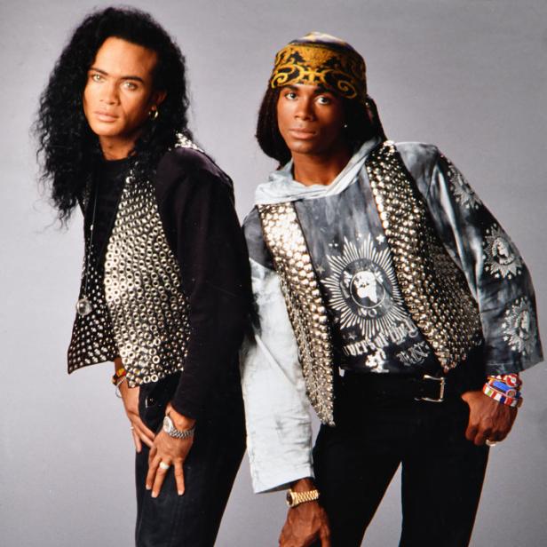 Das Popduo Milli Vanilli posiert in Nietengewändern für ein Foto.